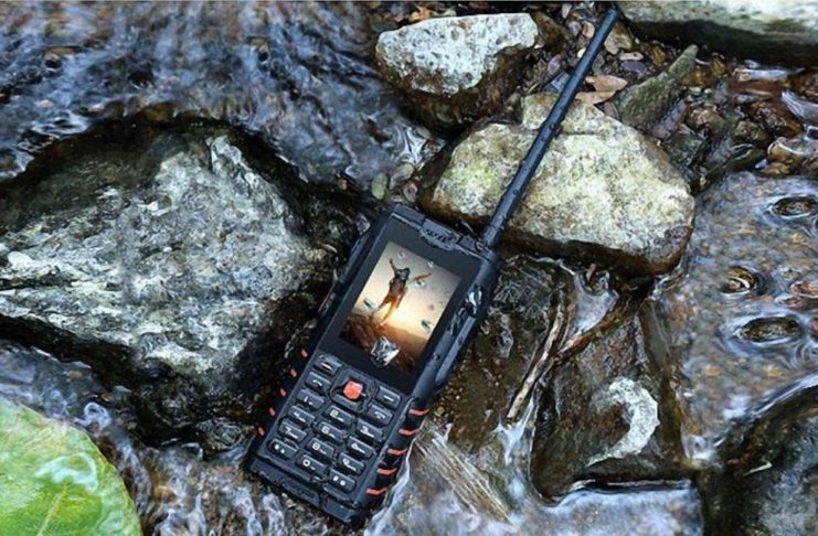 Ioutdoor, il feature phone walkie talkie economico, perfetto per le avventure