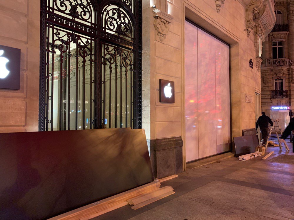 L’Apple Store di Bordeaux saccheggiato durante la protesta dei gilet gialli