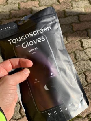 La confezione dei guanti All-new Touchscreen Gloves di Mujjo