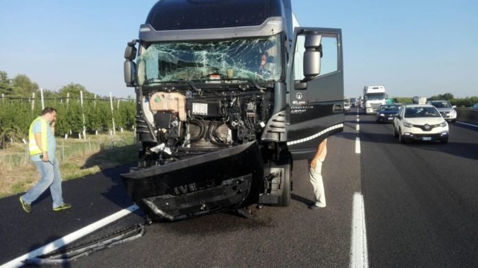 Camion Apple coinvolto in un incidente mortale: trasportava materiale segreto