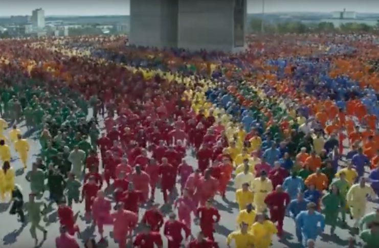 Nel nuovo spot Apple Color Flood una marea di colori e una chicca nascosta