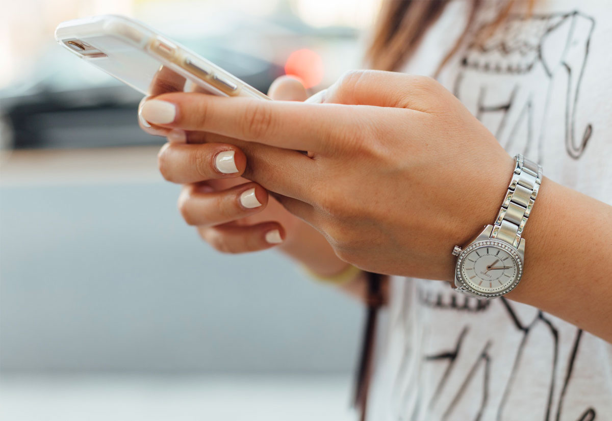 Donna con in mano un iPhone