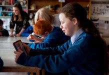 I dipendenti Apple hanno donato 125 milioni di dollari in beneficenza La studentessa Ericka Lingwood della Terence MacSwiney School è stata aiutata a sviluppare le sue abilità con l'animazione, una delle varie attività di volontariato di cui si sono occupati i dipendenti Apple.