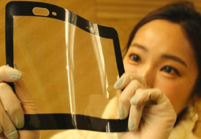Al CES di Las Vegas il film plastico per i display dei futuri smartphone pieghevoli