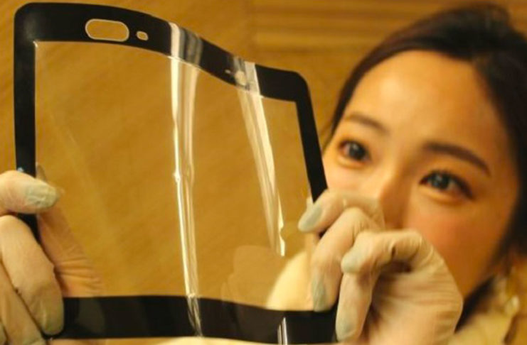 Al CES di Las Vegas il film plastico per i display dei futuri smartphone pieghevoli