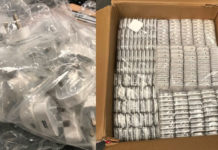 Apple si complimenta con la polizia coreana per avere individuato un giro di cavi e alimentatori contraffatti Prodotti Apple contraffatti individuati dalla polizia del Regno Unito nel 2017