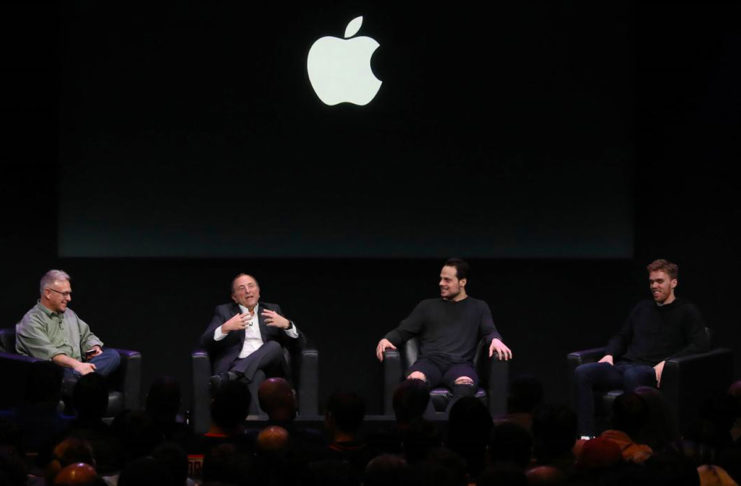 Da sinistra; Phil Schiller, Gary Bettman, Auston Matthews, Connor McDavid