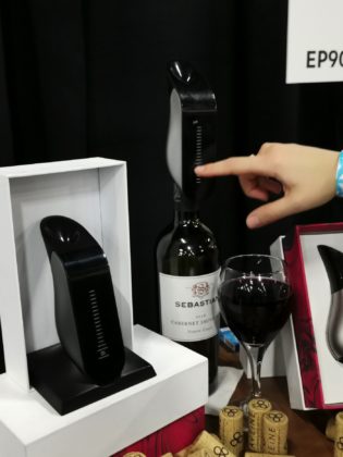 CES 2019: Ora in preodine Aveine, l&#8217;aeratore per vino connesso allo smartphone