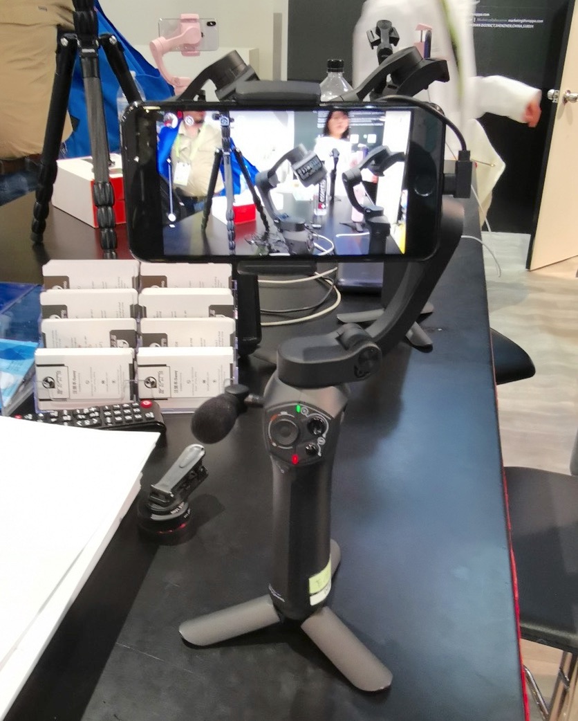 Visto al CES 2019: Snoppa Atom è il gymbal pieghevole per smartphone con microfono e attacco smart