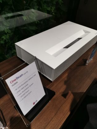 CES 2019, LG HU8K è un nuovo videoproiettore 4K con tecnologia &#8220;a tiro corto&#8221;