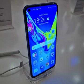 Honor View 20: unboxing, primi scatti, varianti colore e cover Moschino