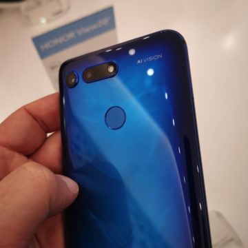 Honor View 20: unboxing, primi scatti, varianti colore e cover Moschino