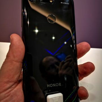 Honor View 20: unboxing, primi scatti, varianti colore e cover Moschino