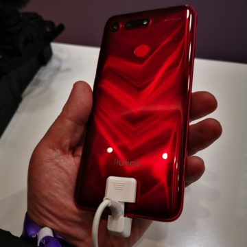 Honor View 20: unboxing, primi scatti, varianti colore e cover Moschino