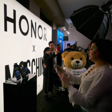 Honor View 20: unboxing, primi scatti, varianti colore e cover Moschino