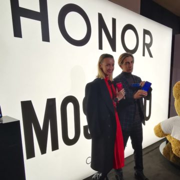 Honor View 20: unboxing, primi scatti, varianti colore e cover Moschino