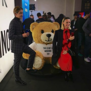 Honor View 20: unboxing, primi scatti, varianti colore e cover Moschino