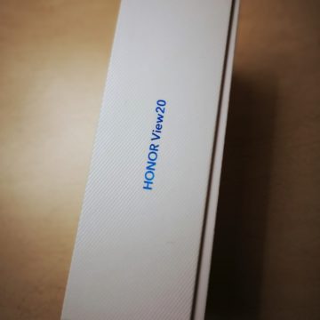 Honor View 20: unboxing, primi scatti, varianti colore e cover Moschino