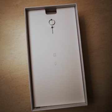 Honor View 20: unboxing, primi scatti, varianti colore e cover Moschino