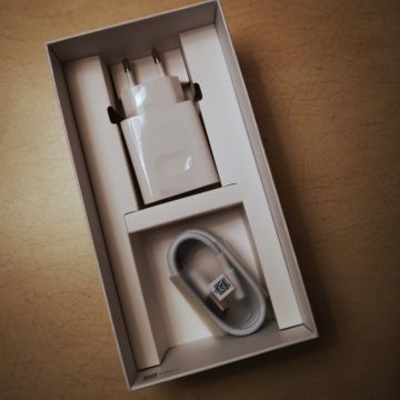 Honor View 20: unboxing, primi scatti, varianti colore e cover Moschino