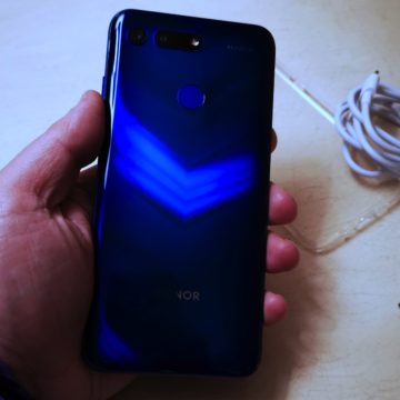 Honor View 20: unboxing, primi scatti, varianti colore e cover Moschino