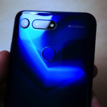 Honor View 20: unboxing, primi scatti, varianti colore e cover Moschino