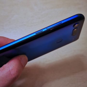 Honor View 20: unboxing, primi scatti, varianti colore e cover Moschino