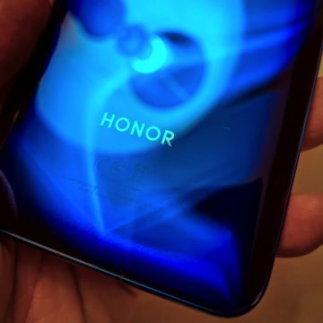 Honor View 20: unboxing, primi scatti, varianti colore e cover Moschino