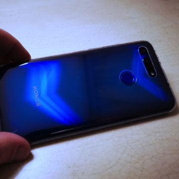 Honor View 20: unboxing, primi scatti, varianti colore e cover Moschino