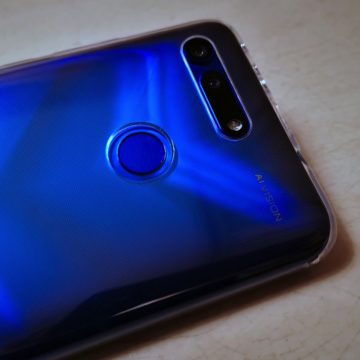 Honor View 20: unboxing, primi scatti, varianti colore e cover Moschino
