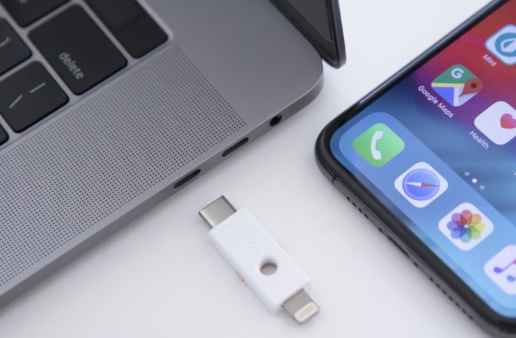 Yubico produce una chiavetta di sicurezza utilizzabile su computer e dispositivi iOS.