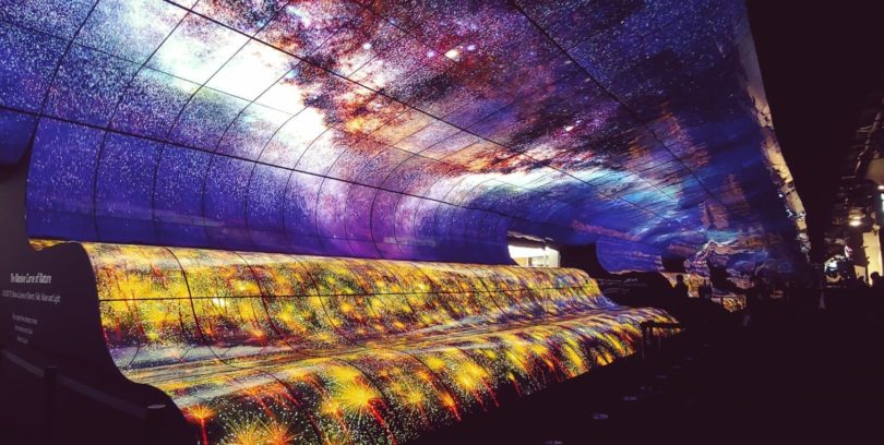 CES 2019, la “cascata” di colore di LG in una stupefacente installazione CES 2019, la “cascata” di colore di LG in una stupefacente installazione