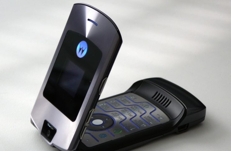 Motorola Razr, il mito dei telefonini a conchiglia tornerà come smartphone pieghevole