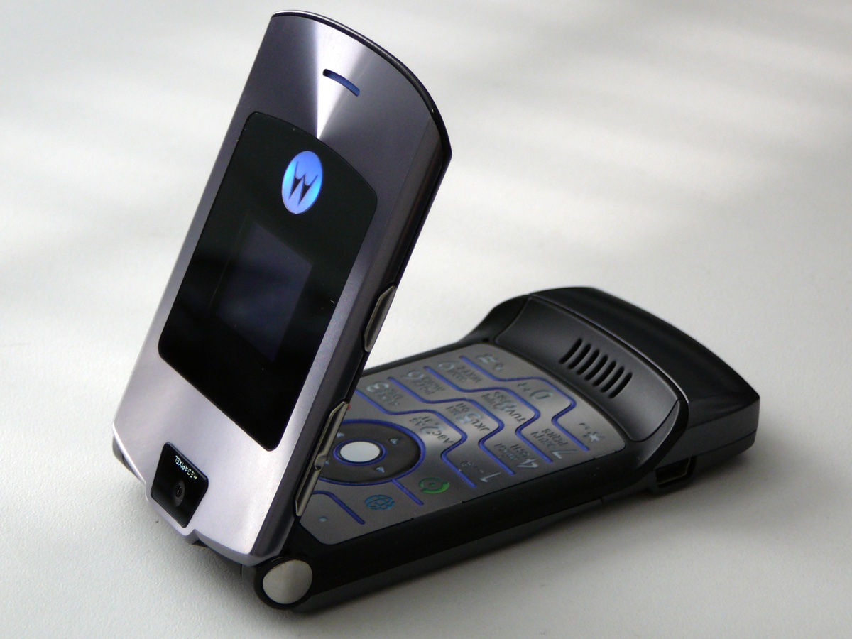 Motorola Razr, il mito dei telefonini a conchiglia tornerà come smartphone pieghevole