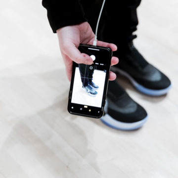 Nike Adpapt BB le scarpe che si allacciano da sole e si controllano da iPhone