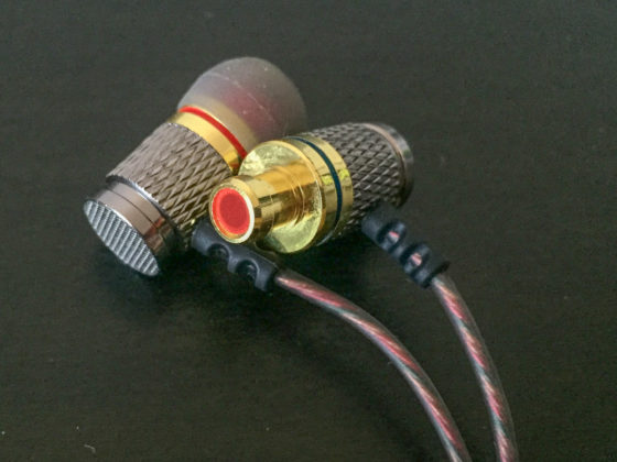 Recensione QKZ DM6, gli auricolari in-ear con filo e spina jack angolata
