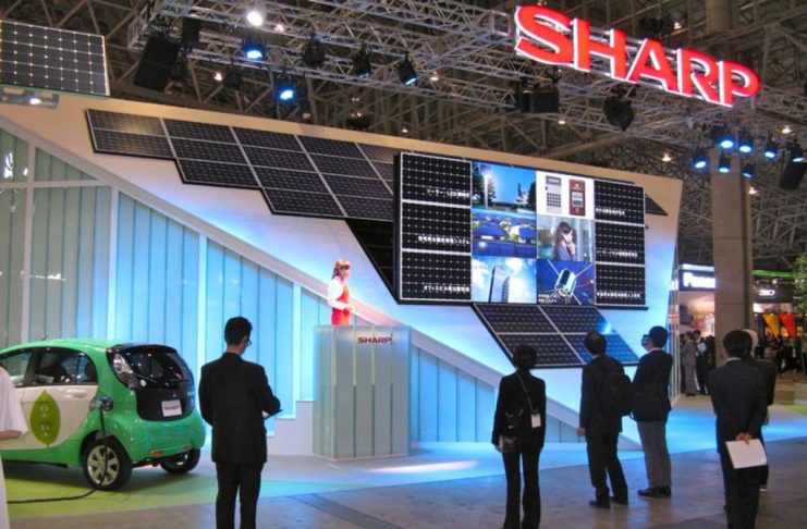 Sharp vuole costruire OLED per iPhone, tempi duri per Samsung