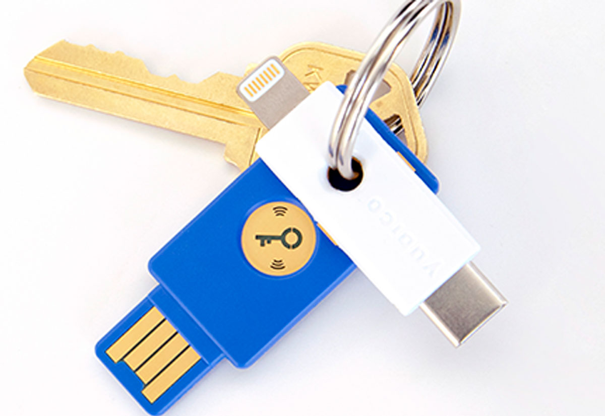 Не виден ключ 1с. USB ключ безопасности. Флешка ключик синяя. Ключ безопасности айфон. Крипто ключ флешка.