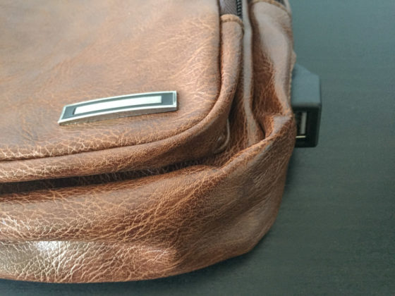Recensione borsa monospalla in simil-pelle con presa USB