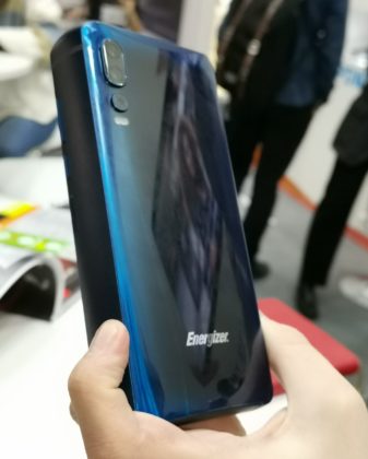 Lo smartphone più grosso (e più brutto) visto al MWC 2019