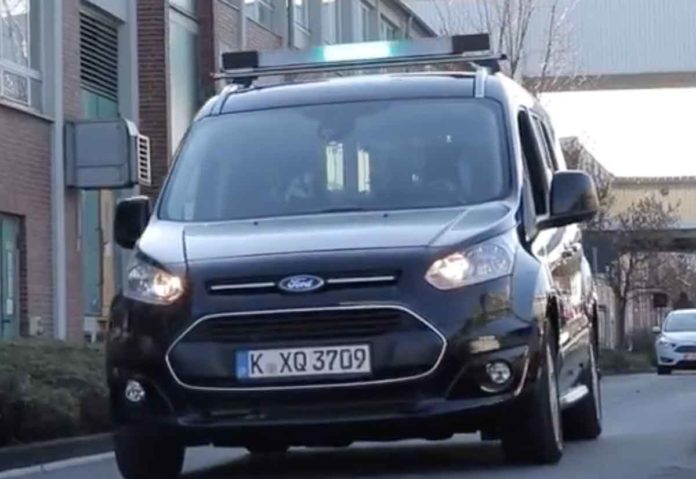 Ford studia come far comunicare i veicoli a guida autonoma con gli utenti della strada