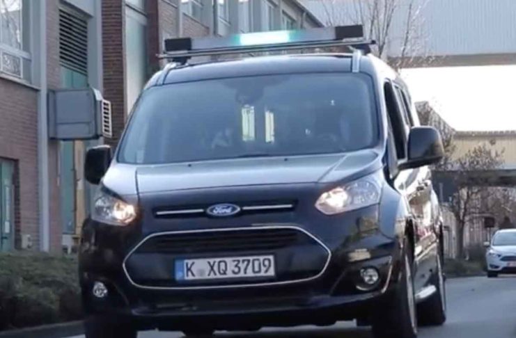 Ford studia come far comunicare i veicoli a guida autonoma con gli utenti della strada