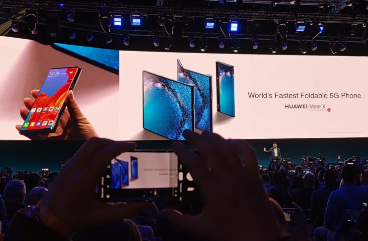 Al MWC 2019 Huawei Mate X, lo smartphone pieghevole senza notch e con 5G