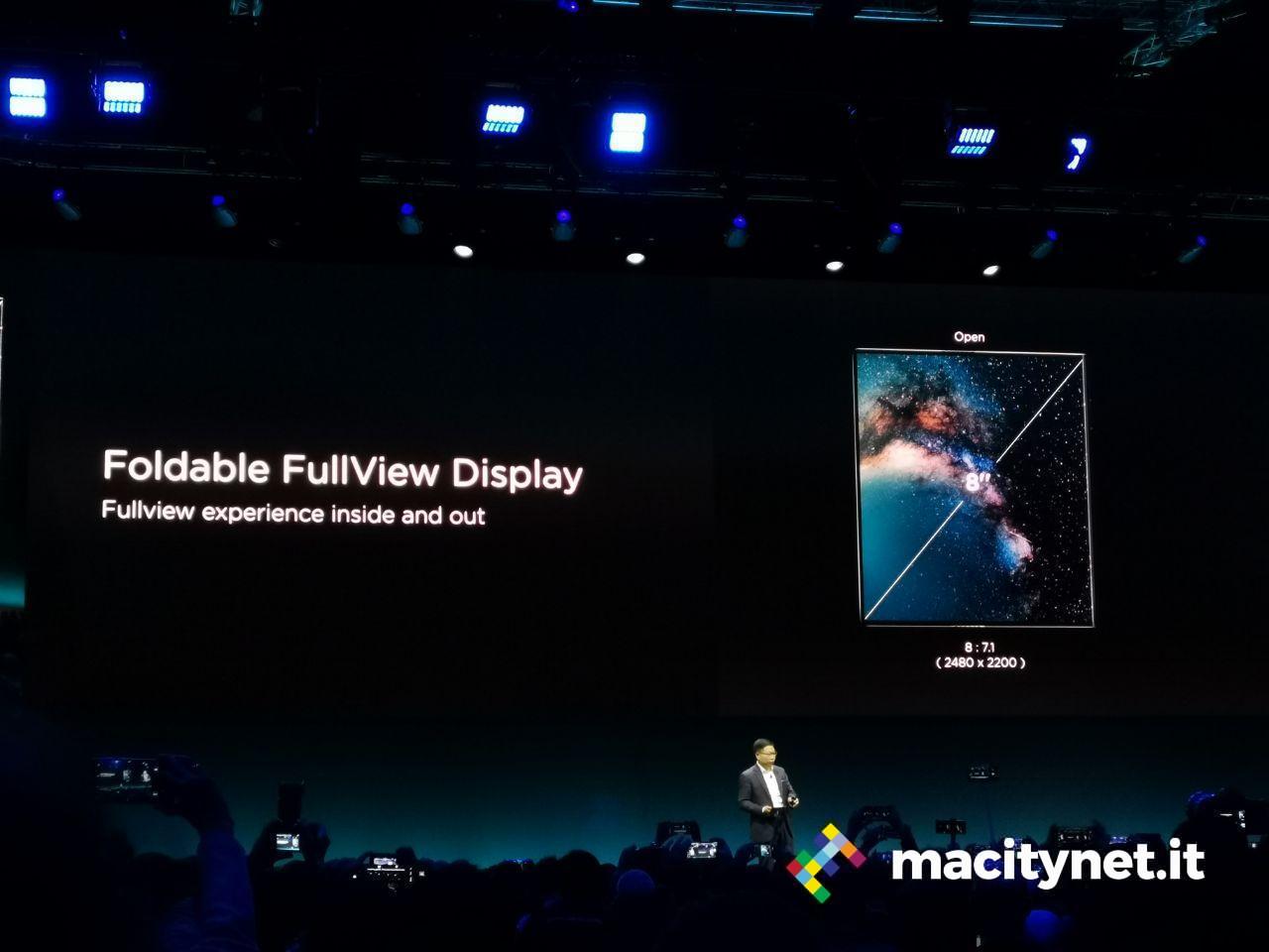 Al MWC 2019 Huawei Mate X, lo smartphone pieghevole senza notch e con tre display