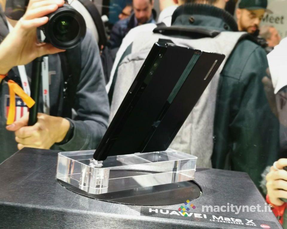 Al MWC 2019 Huawei Mate X, lo smartphone pieghevole senza notch e con tre display