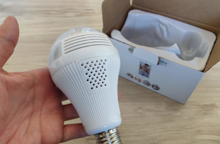 In prova la lampada WiFi con camera di sicurezza panoramica