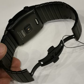 Al MWC 2019 Nubia presenta il bracciale smartphone flessibile