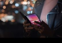 Lo smartphone pieghevole di Samsun mostrato in pubblicità