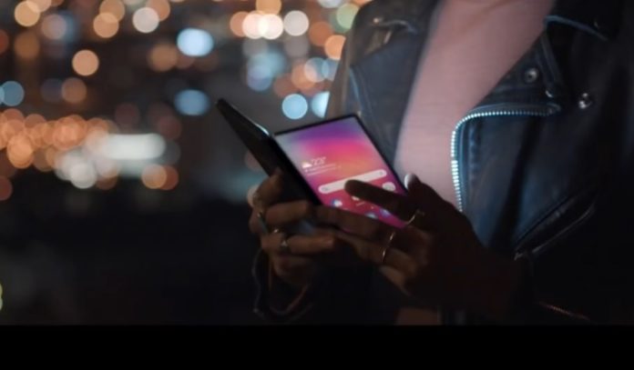 Lo smartphone pieghevole di Samsun mostrato in pubblicità