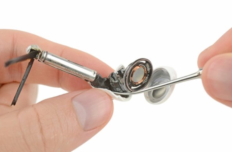 Gli AirPods 2 smontati svelano il chip H1, voto riparabilità zero